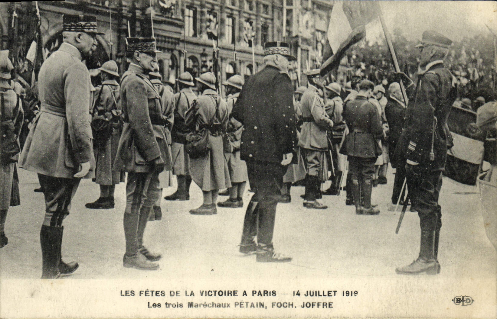 CPA Les Fetes de la Victoire a Paris Marechaux petain Foch Joffre Militaria