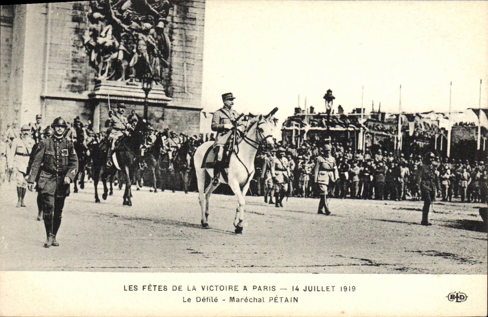 CPA Les Fetes de la Victoire a Paris Le defile Marechal Petain Arc de Triomphe Paris 