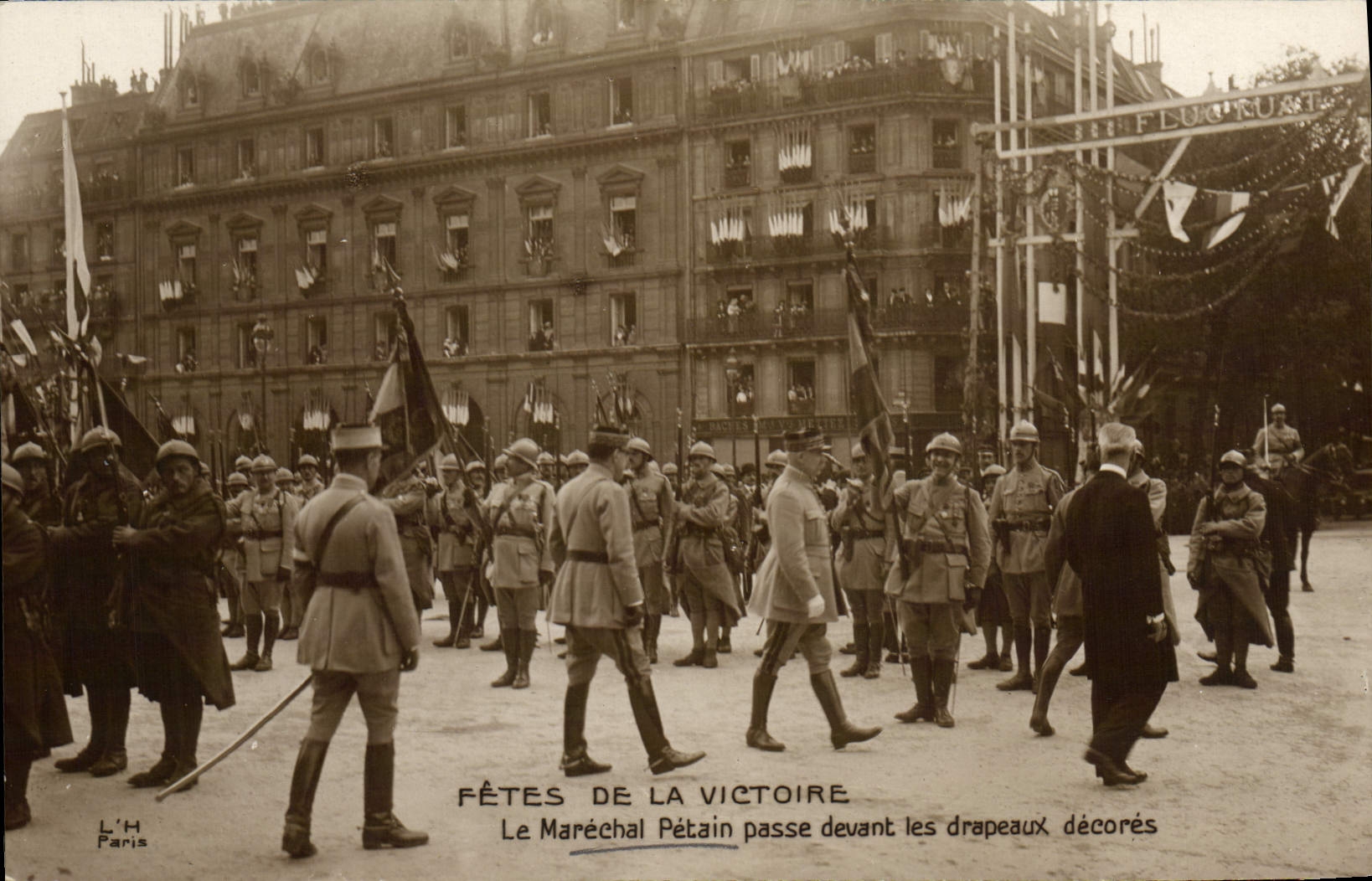 Fêtes de la Victoire — Le Maréchal Pétain passe devant les drapeaux décorés — L'H Paris