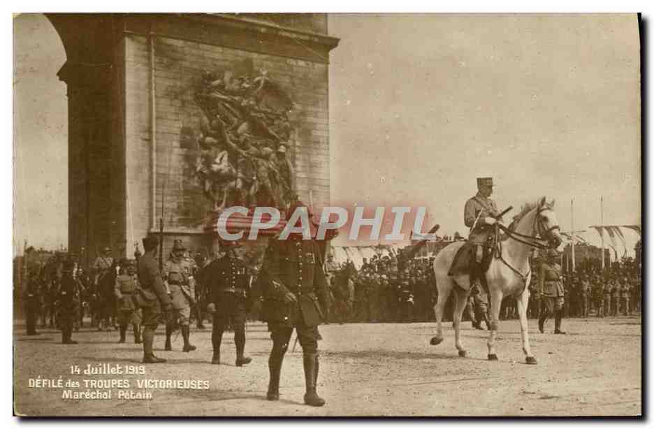 CPA Defile des Troupes Victorieuses Marechal Petain Arc de Triomphe Paris Militaria 