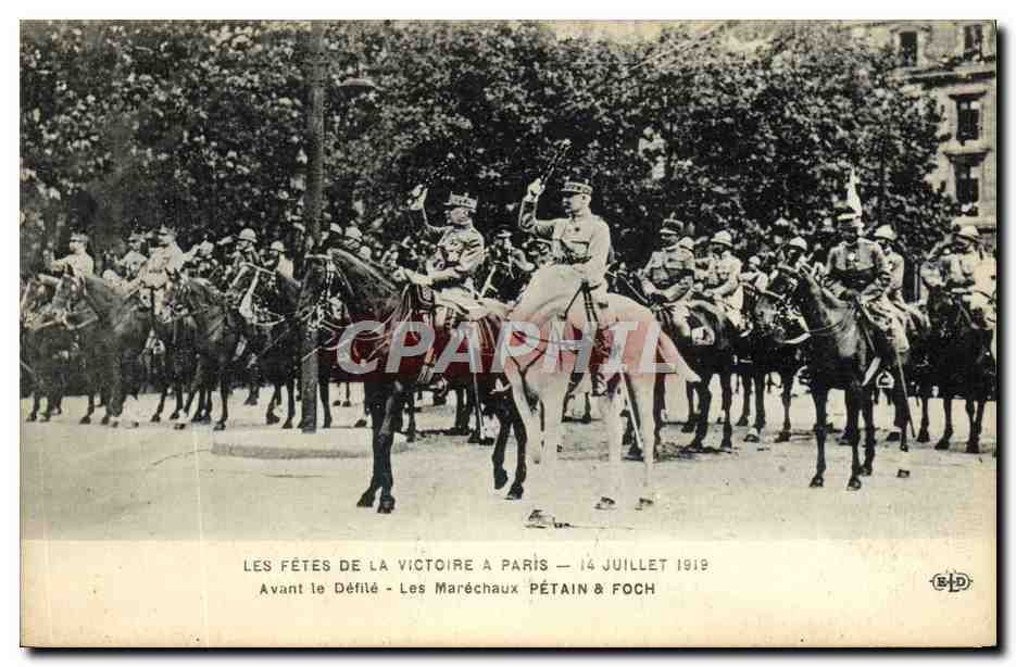 CPA Les Fetes de la victoire a Paris 14 juiller 1919 Avant le defile Marechaux Petain a Foch 