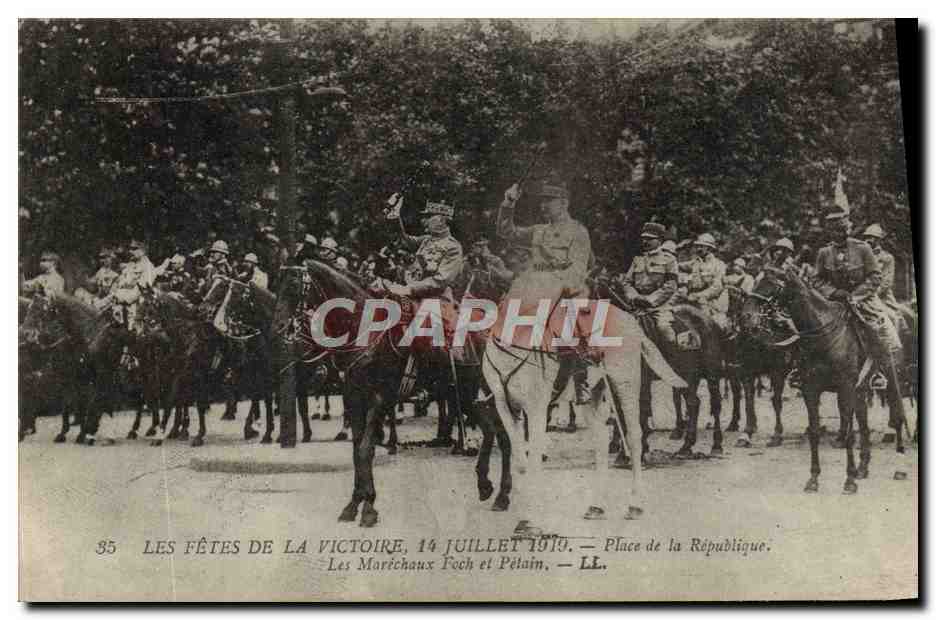 CPA Les Fetes de la Victoire Place de la Republique Marechaux Foch et Petain Militaria 