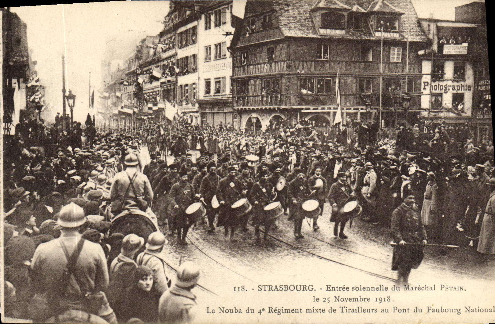Strasbourg - Entrée solennelle du Maréchal Pétain, le 25 Novembre 1918. La Noura du 4e Régiment mixte de Tirailleurs au Pont du Faubourg National