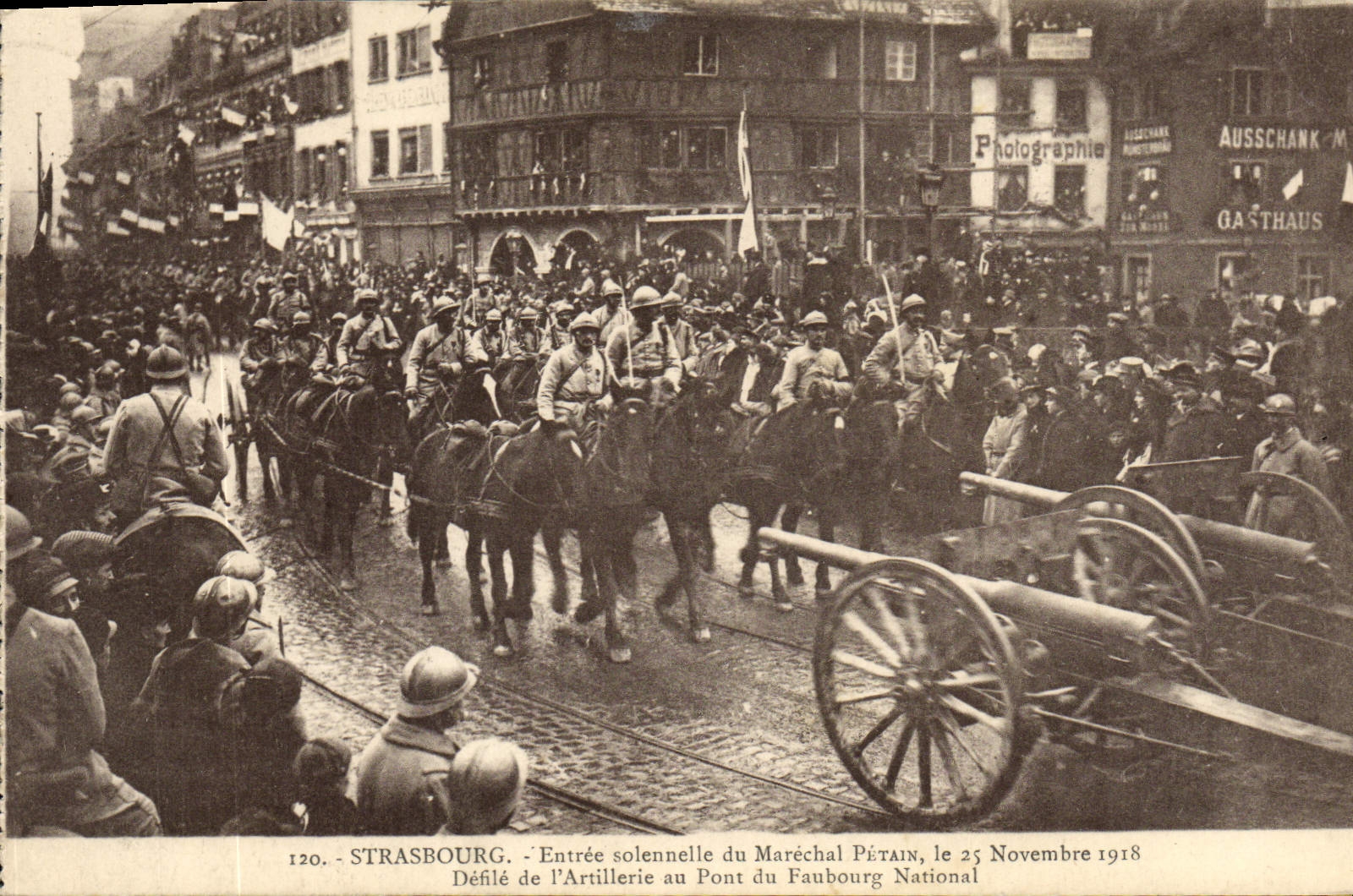 Strasbourg - Entrée solennelle du Maréchal Pétain, Défilé de l'Artillerie au Pont du Faubourg National - 25 Novembre 1918