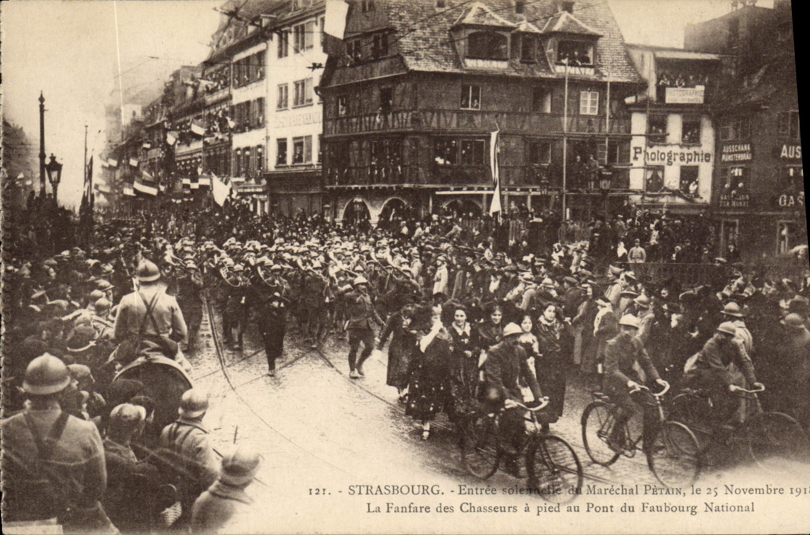 Strasbourg - Entrée solennelle du Maréchal Pétain, le 25 Novembre 1918 - La Fanfare des Chasseurs à pied au Pont du Faubourg National