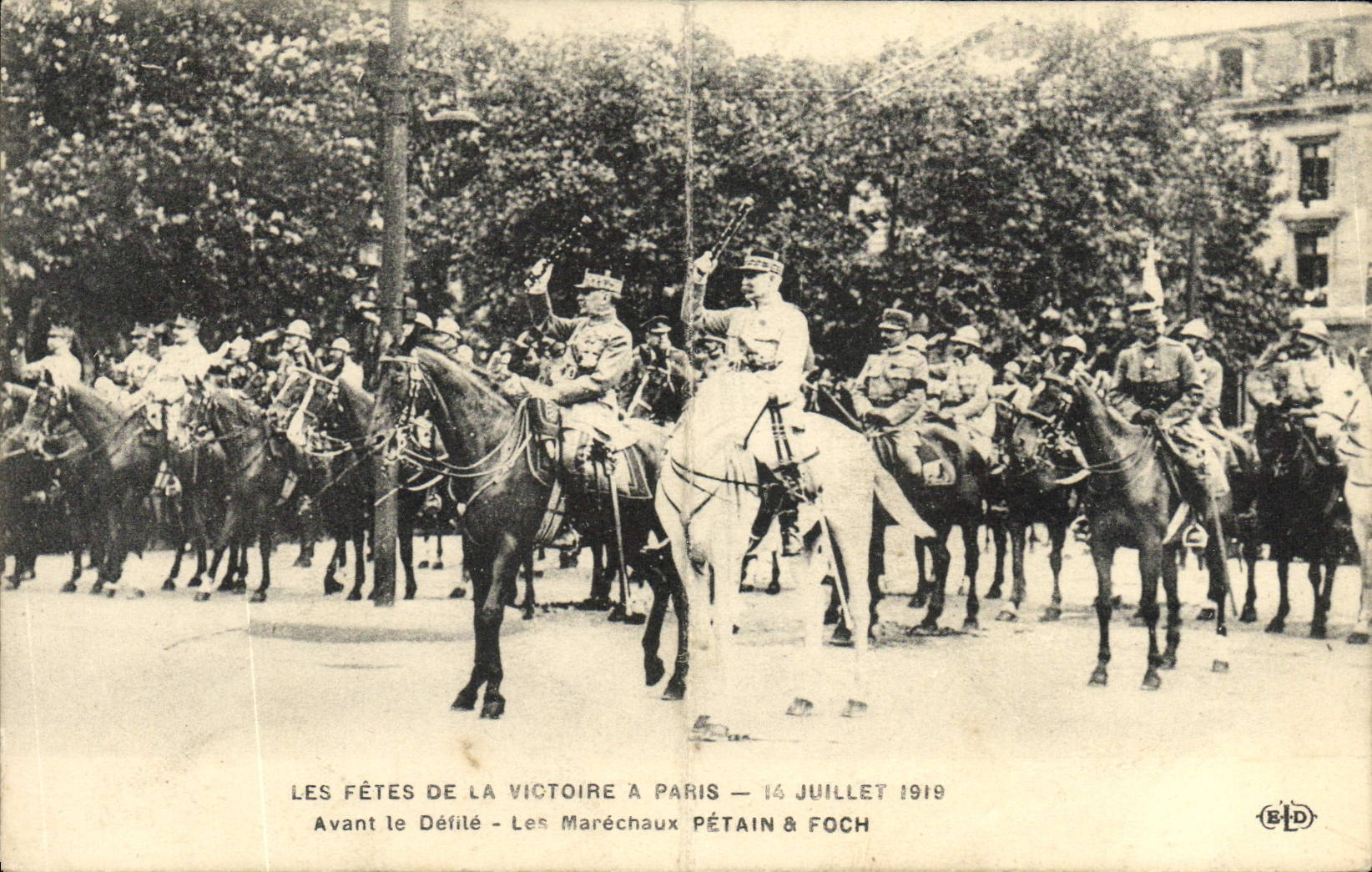 CPA Les Fetes de la Victoire a Paris 14 juillet 1919 Avant le defile Marechaux Petain a Foch Militaria