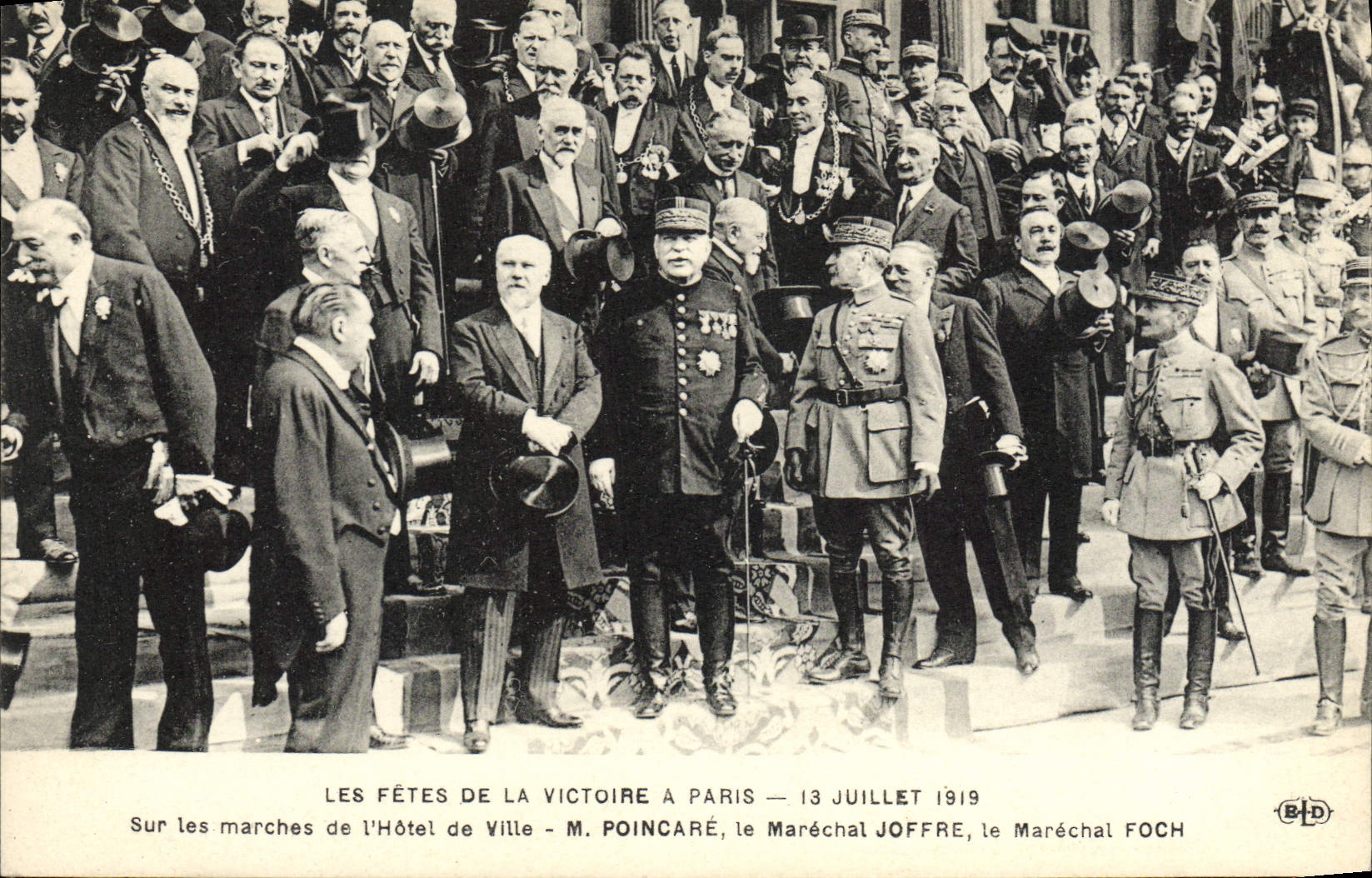 Les Fêtes de la Victoire à Paris — 13 juillet 1919 — Sur les marches de l'Hôtel de Ville — M. Poincaré, le Maréchal Joffre, le Maréchal Foch — B.D.