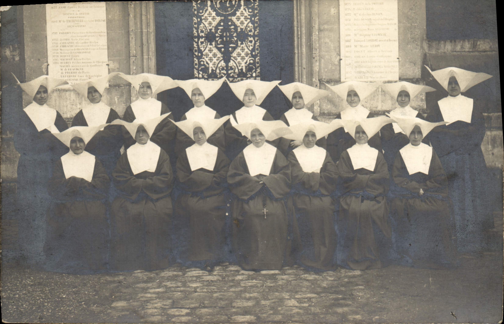 Sœurs de la Charité — groupe devant un édifice — R. Guillermicinot, Bompfing et Cie, Paris