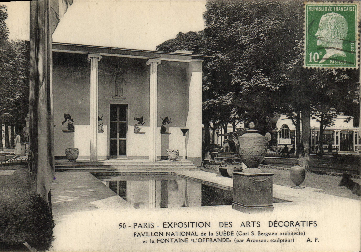 Paris - Exposition des Arts Décoratifs - Pavillon National de la Suède (Carl S. Bergsten architecte) et la Fontaine 'L'Offrande' (par Aronson, sculpteur)