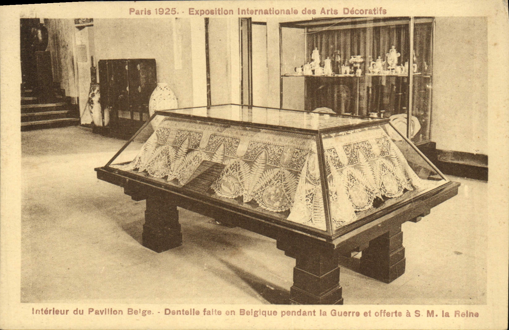 CPA Paris Exposition Internationale des Arts Decoratifs Interieur du pavillon belge Dentaelle faite en Belgique 