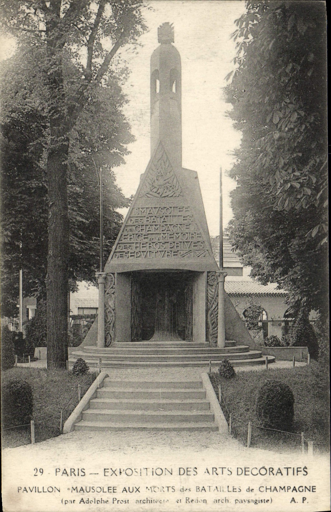 Parijs — Expositie van Decoratieve Kunsten — Paviljoen 'Mausoleum van de Dooden van de Slachtoffers van de Champagneslagen' (door Adolphe Prost, architect en Redion, arch. paviljoen gigist)