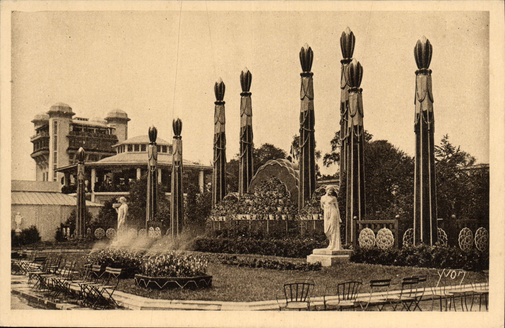 Florale en architecturale versiering van de Tuinen — Internationale Tentoonstelling van Decoratieve Kunsten — Parijs 1925 — Editeurs d'Art YVON, Parijs