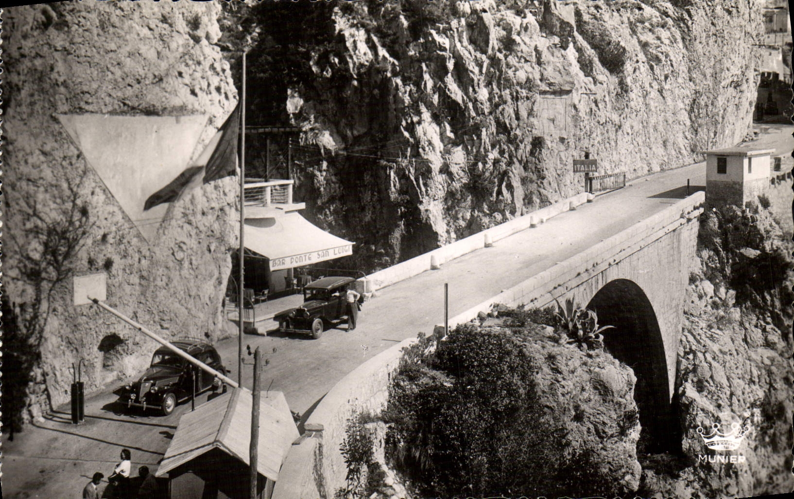 CPM La Cote D'Azur Frontiere franco italienne Douanes