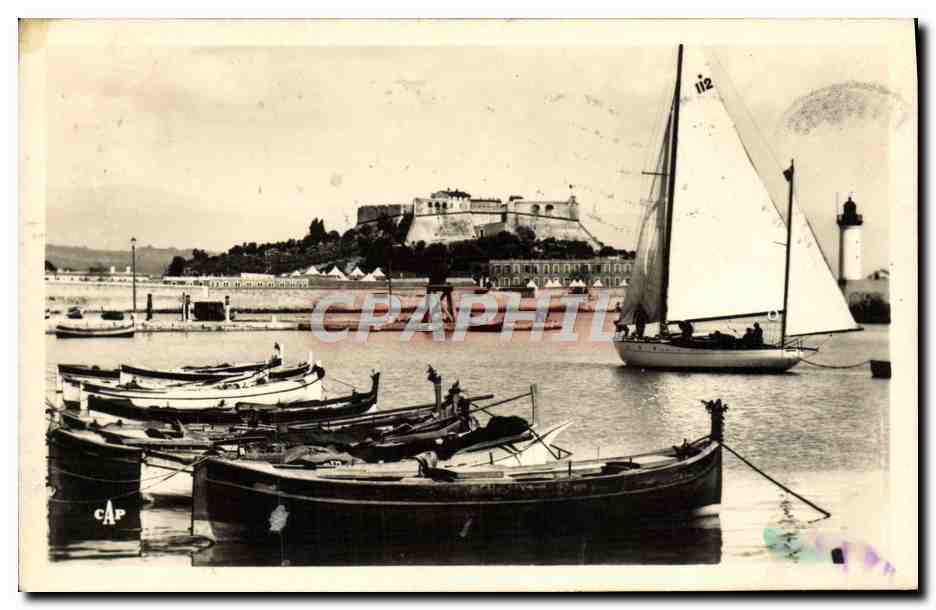 CPA Antibes Entree Du Port et le Fort Carre Bateaux 