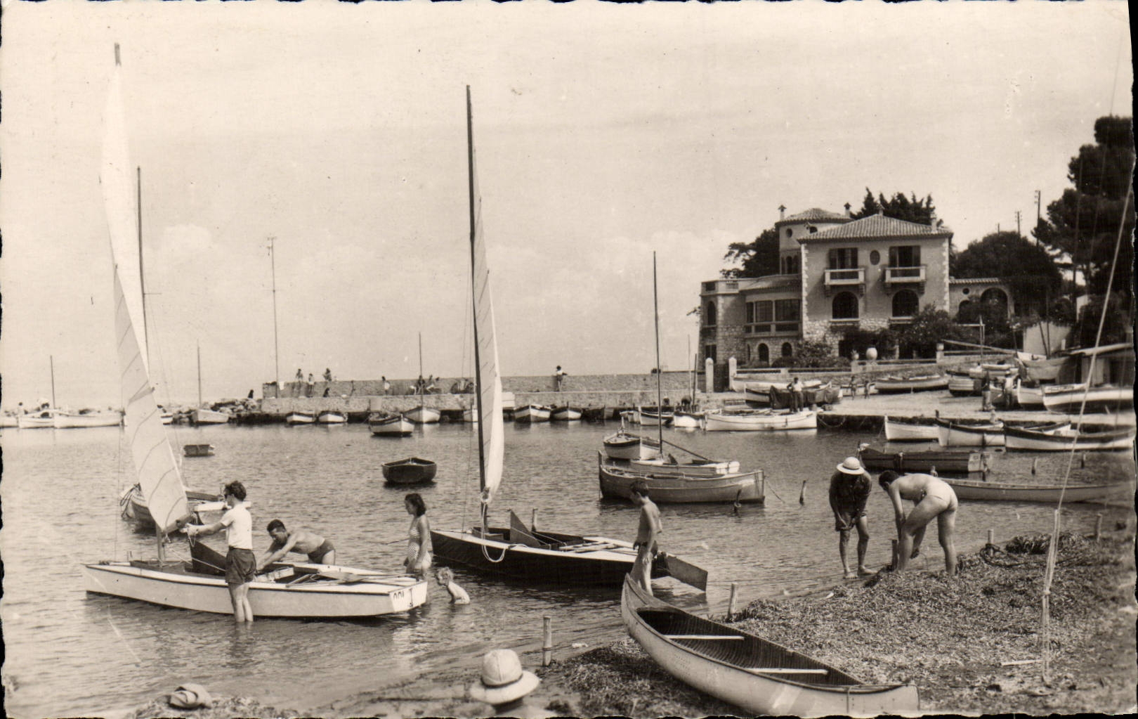 CPA Antibes Le Port et la Plage de la Salis Bateaux 