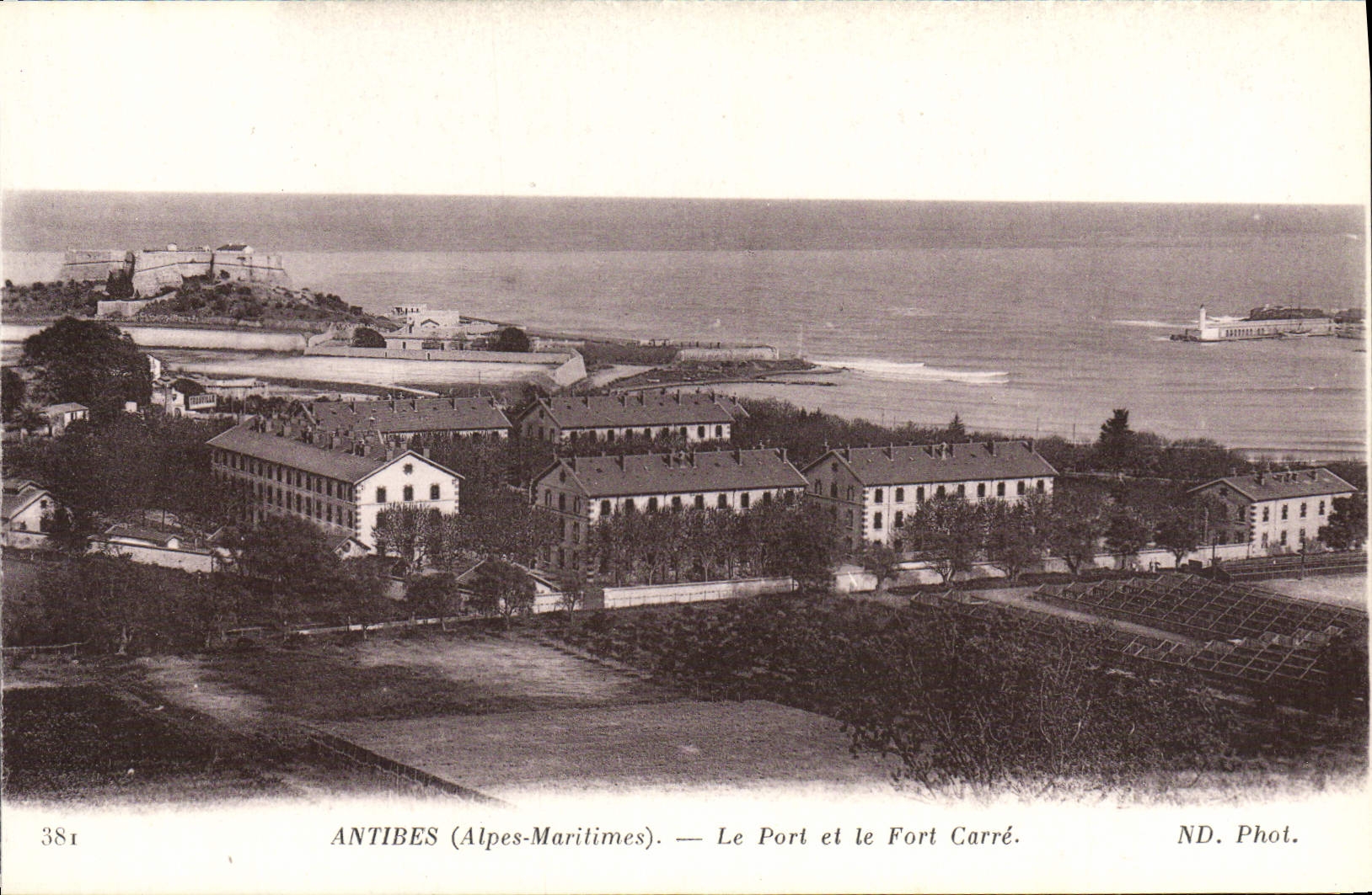 CPA Antibes Le Port et le Fort Carre