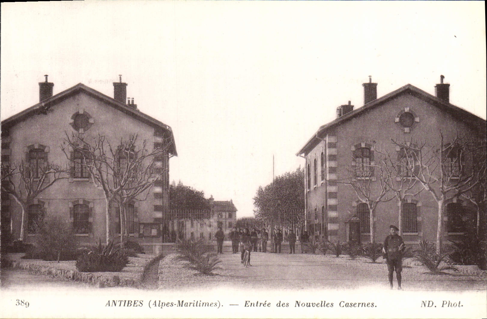CPA Antibes Entree Des Nouvelles Casernes Militaria 