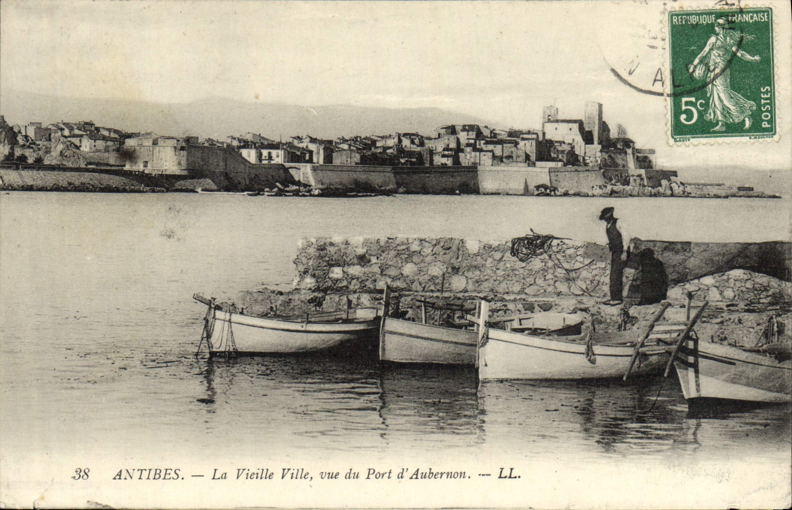CPA Antibes La Vieille Ville Vue du Port d'Aubernon