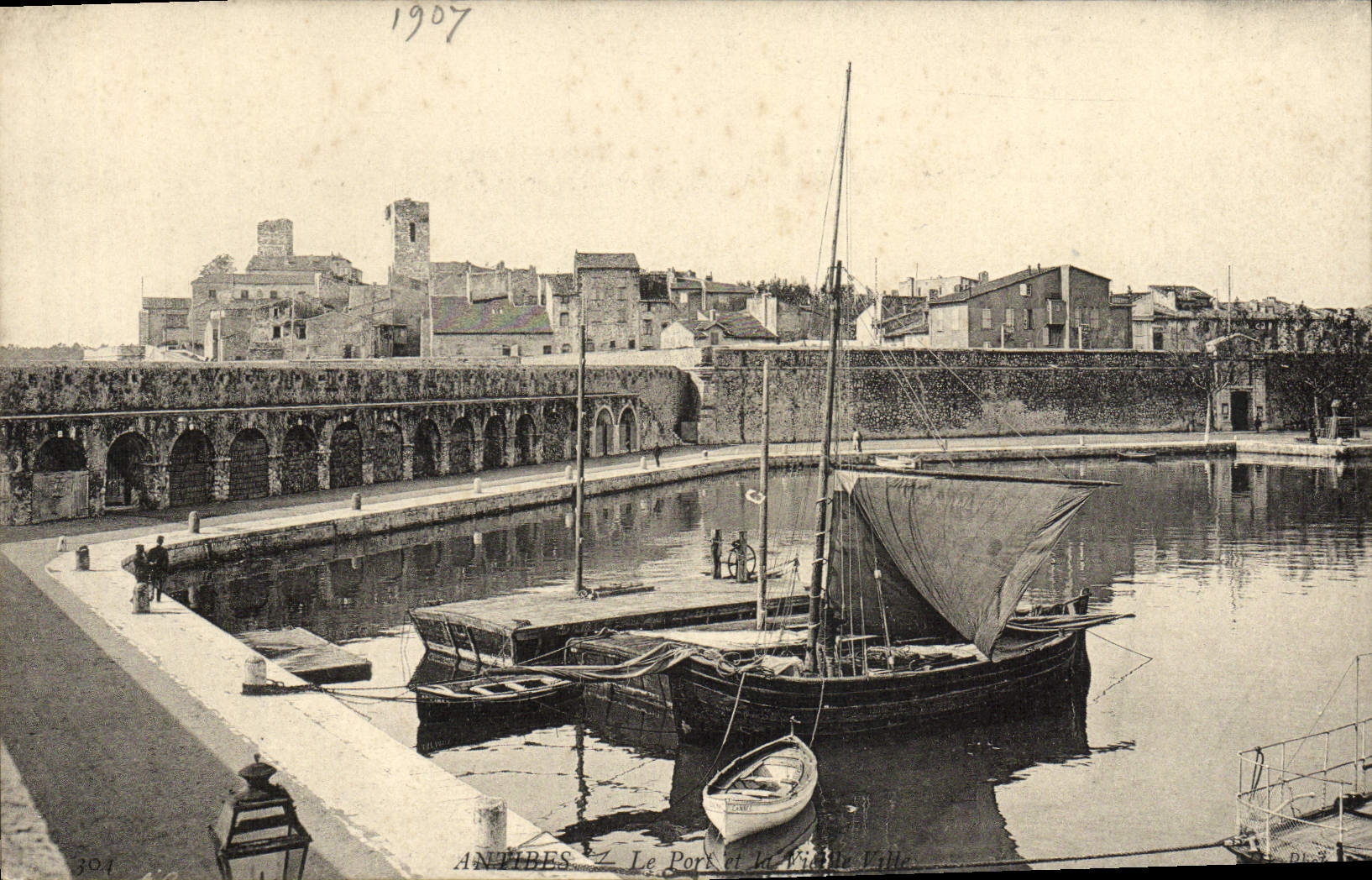 CPA Antibes Le port et la vieille ville Bateau 