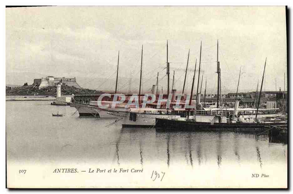 CPA Antibes Le Port et le Fort Carre Bateaux 