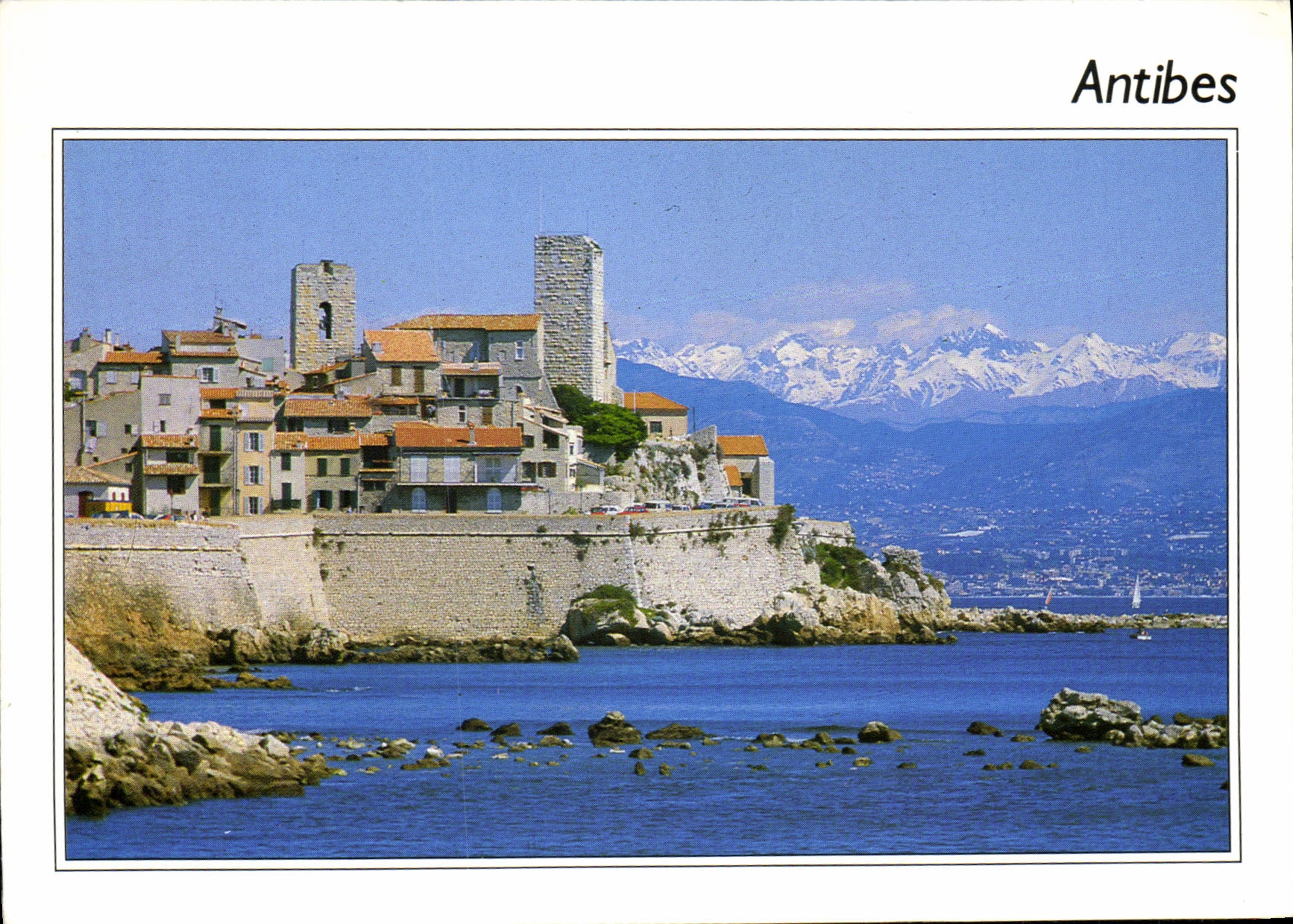 Antibes — Ansicht der Altstadt mit schneebedeckten Bergen — Foto-Studio Pierre