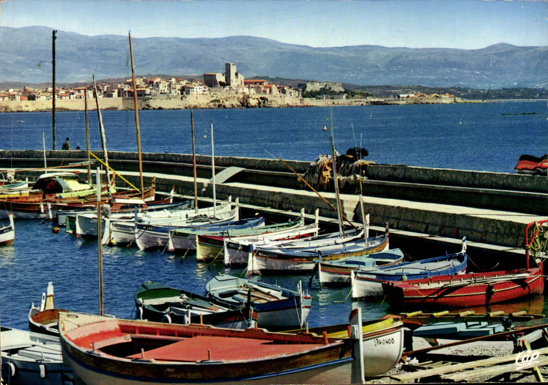Antibes — Vue générale sur la Vieille Cité et ses remparts depuis le Cap d'Antibes — Éditions CAP