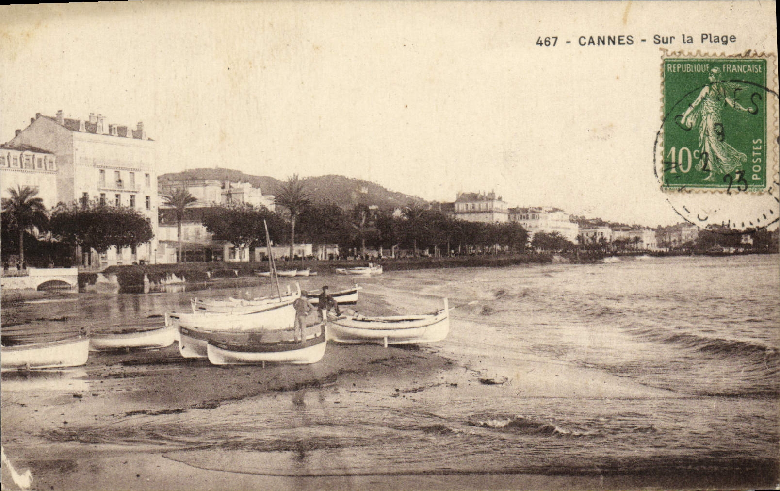 CPA Cannes Sur La Plage Bateaux