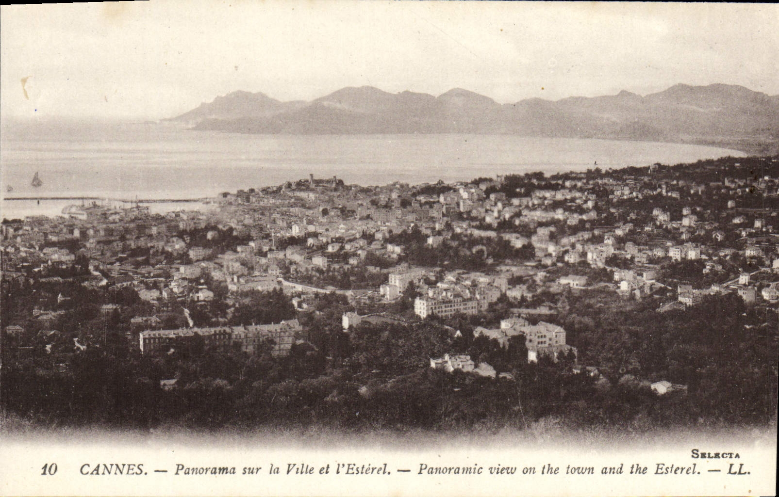 CPA Cannes Panorama sur la Ville et L'Esterel 