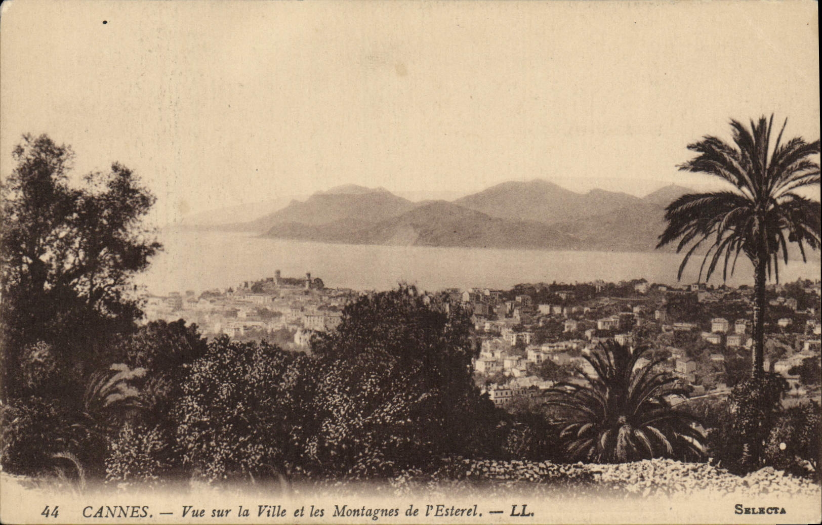 CPA Cannes Vue Sur la Ville et les Montagnes de L'Esterel
