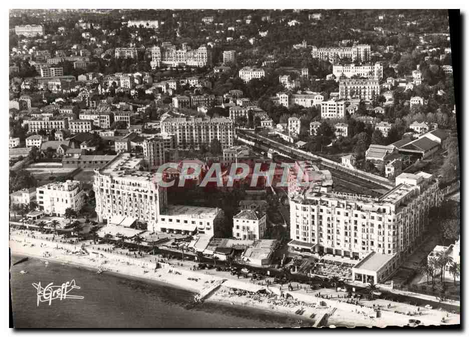 CPM Cannes Vue aerienne sur la Croisette la plage les bars et les hotels 