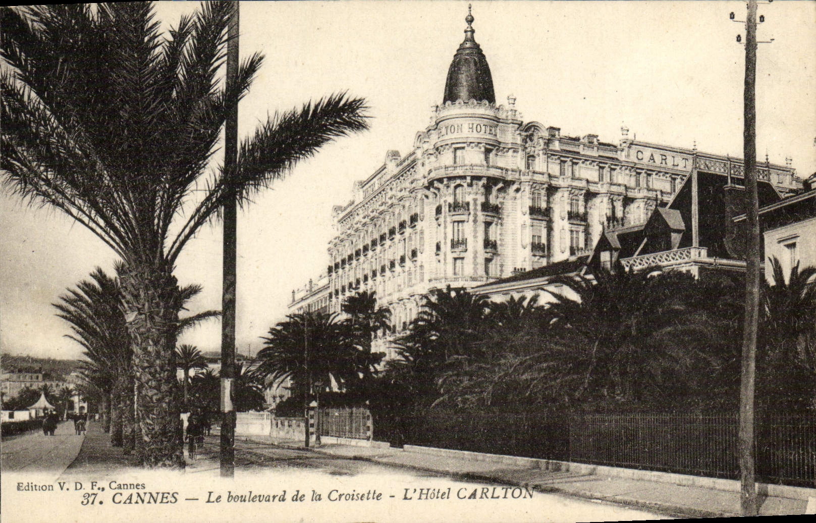 CPA Cannes Le Boulevard de la Croisette L'Hotel Carlton