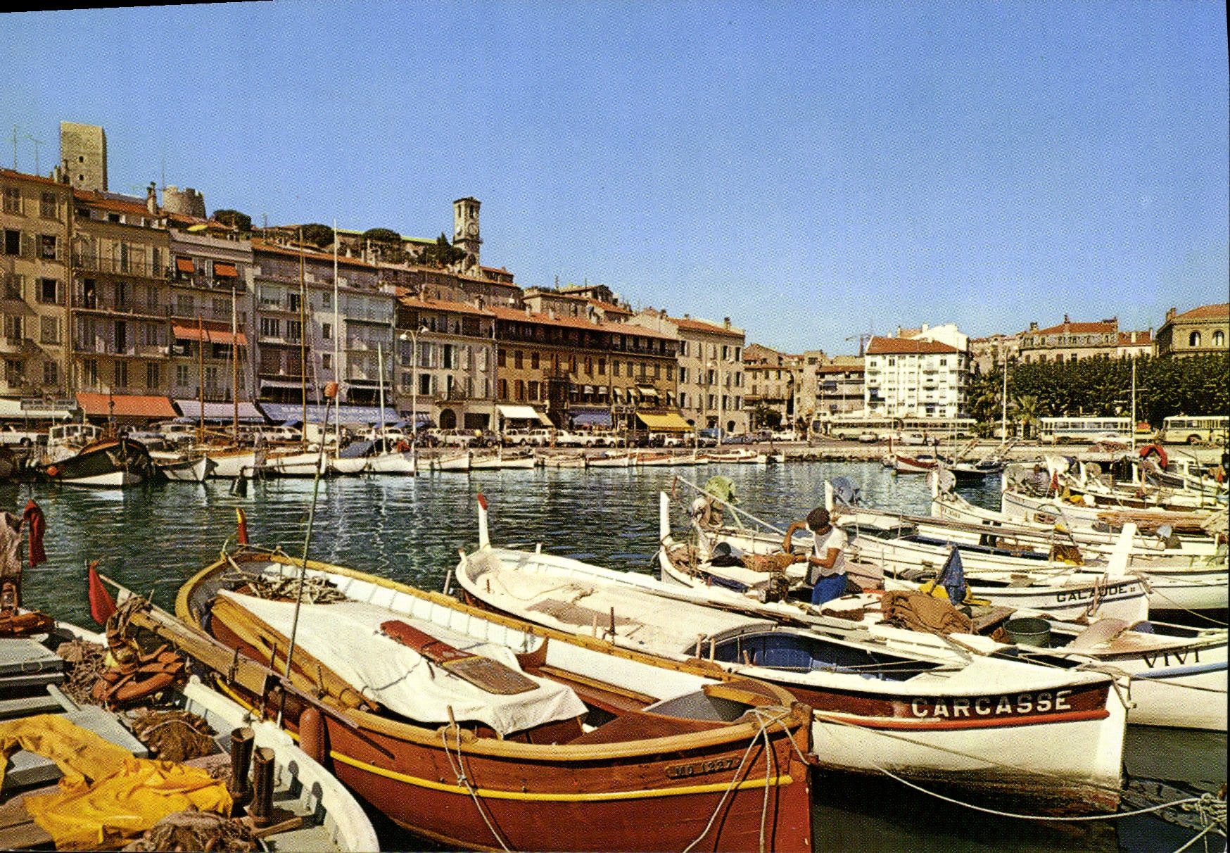 CPM Cannes Un Coin du Port le Quai St Pierre et le Suquet Carcasse Vivi