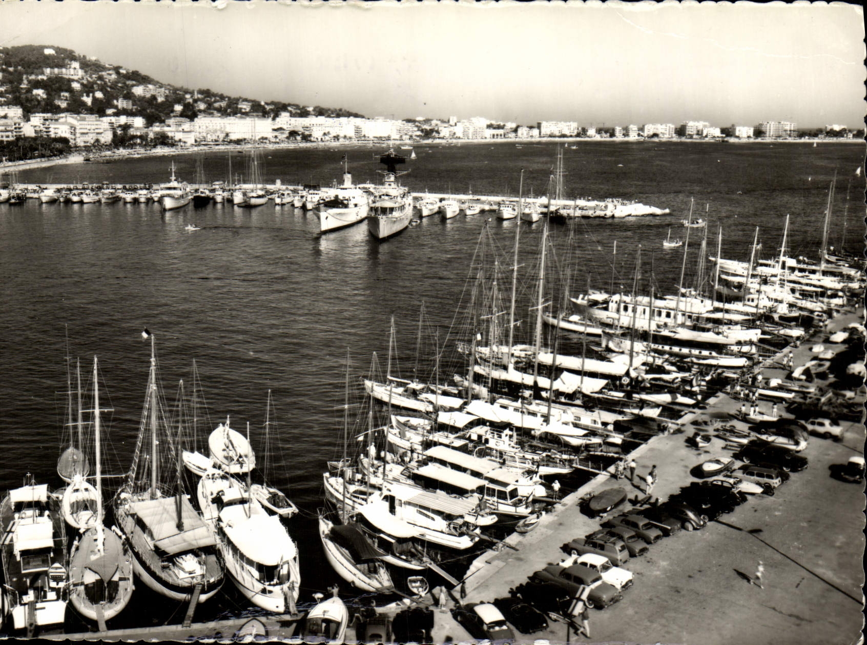 CPA Cannes Port en Arriere Plan la Croisette