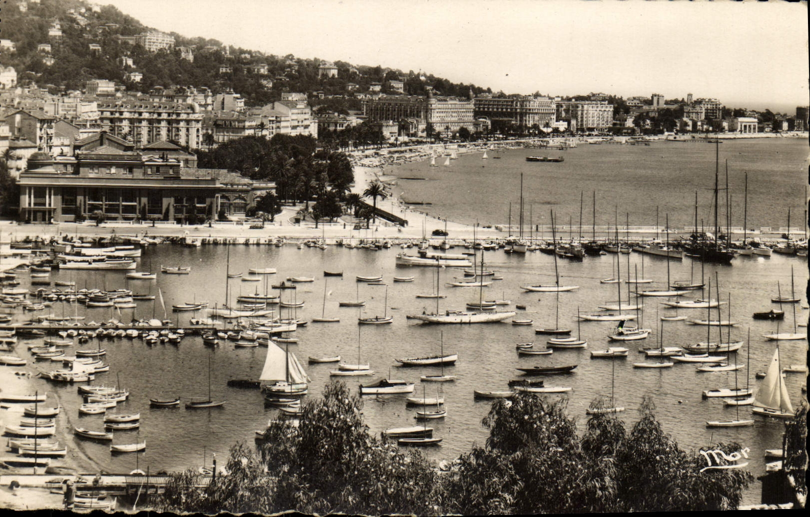 CPA Cannes Le Port et la Croisette Bateaux
