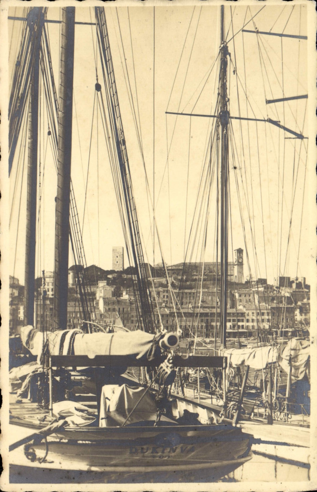 CPA Cannes Dans le Port Bateaux Dukinva