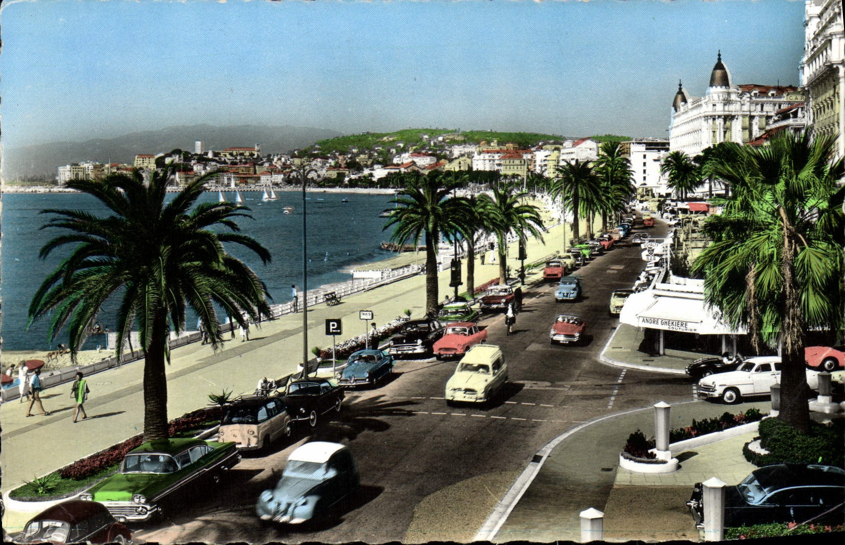 CPA Cannes Cote D'Azur La Croisette au Fond le suquet