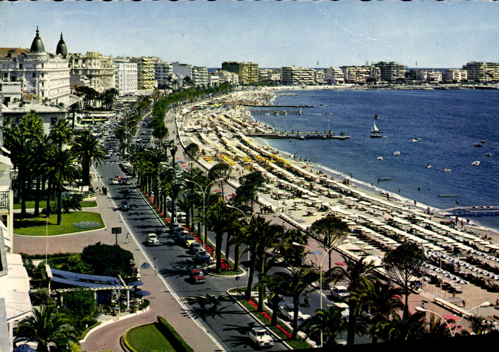 CPA Cannes La Croisette et ses plages Le Carlton Le Miramar et le Martinez