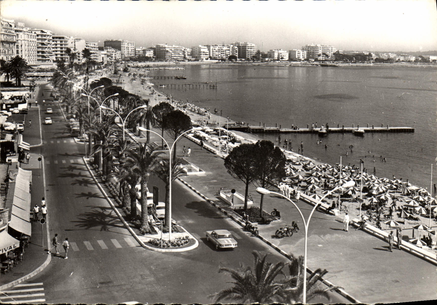 CPA Cannes Cote D'Azur La croisette et les plages 