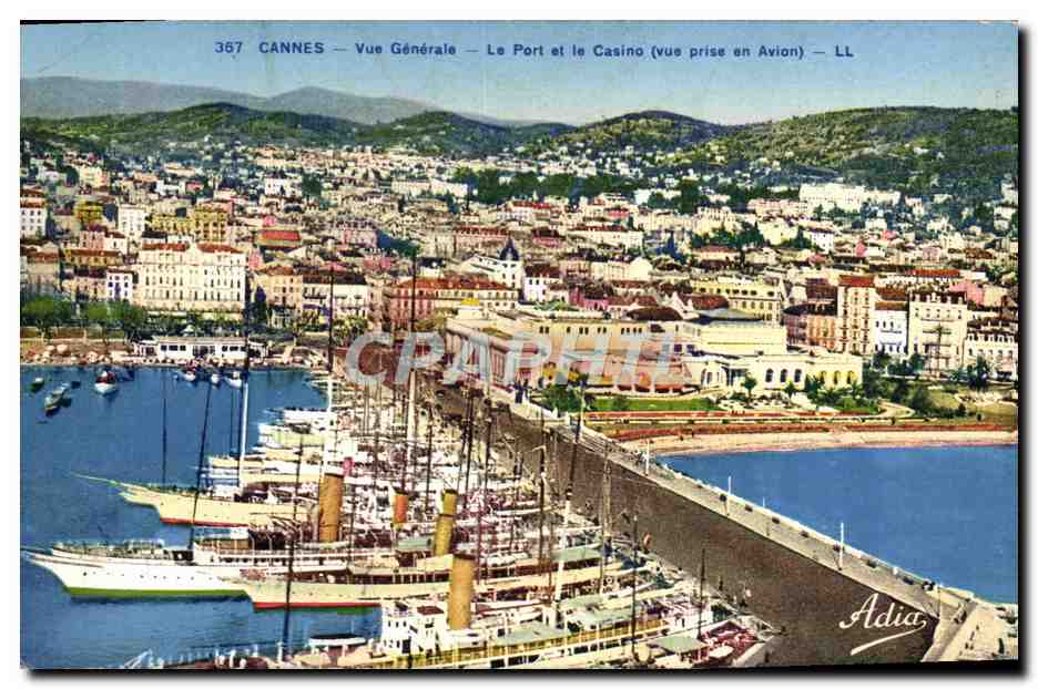 CPA Cannes Vue Generale Le Port et le Casino Vue prise en Avion Bateaux