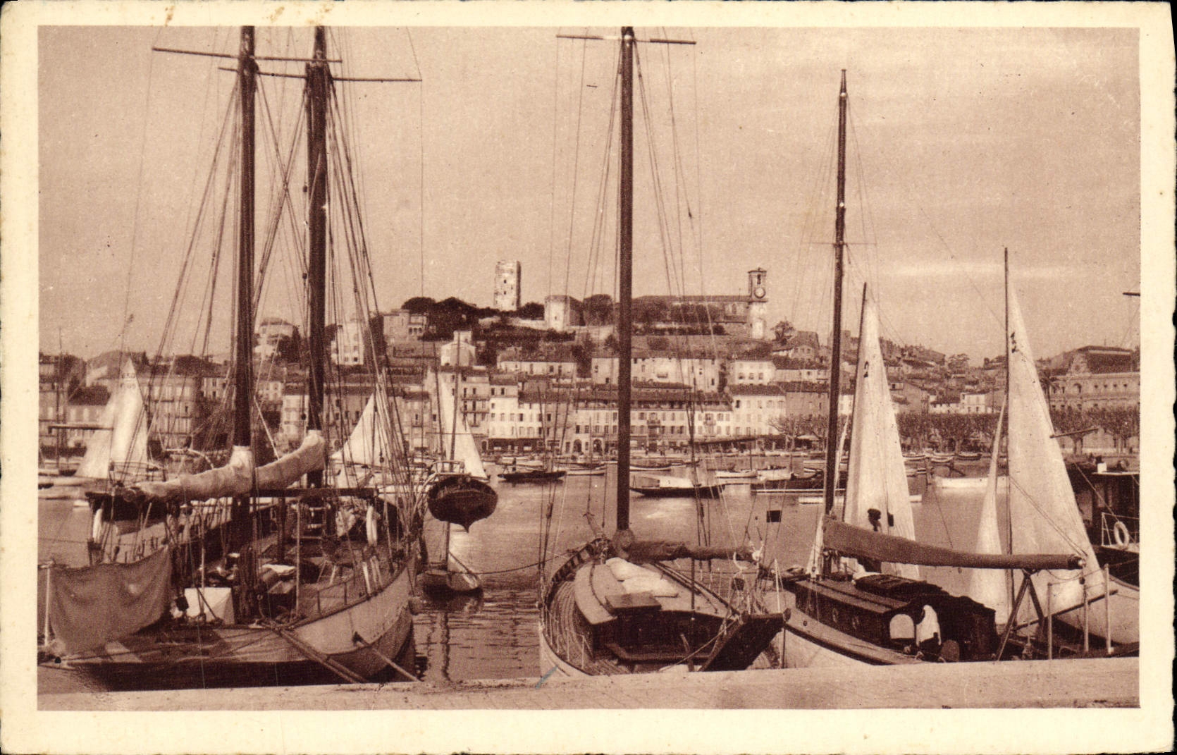 CPA Cannes Le Quai des Yachts et le Mont Chevalier Bateaux