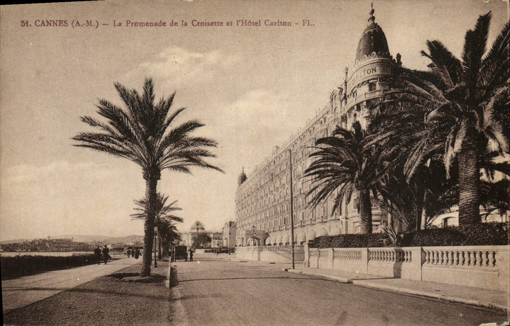 CPA Cannes La Promenade de la Croisette et l'Hotel Carlton