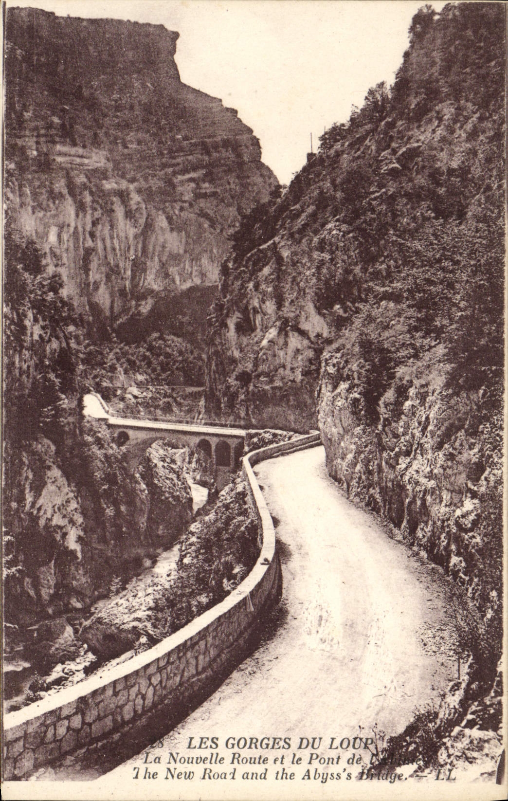 CPA Les Gorges du Loup La nouvelle route et le pont de l'allure