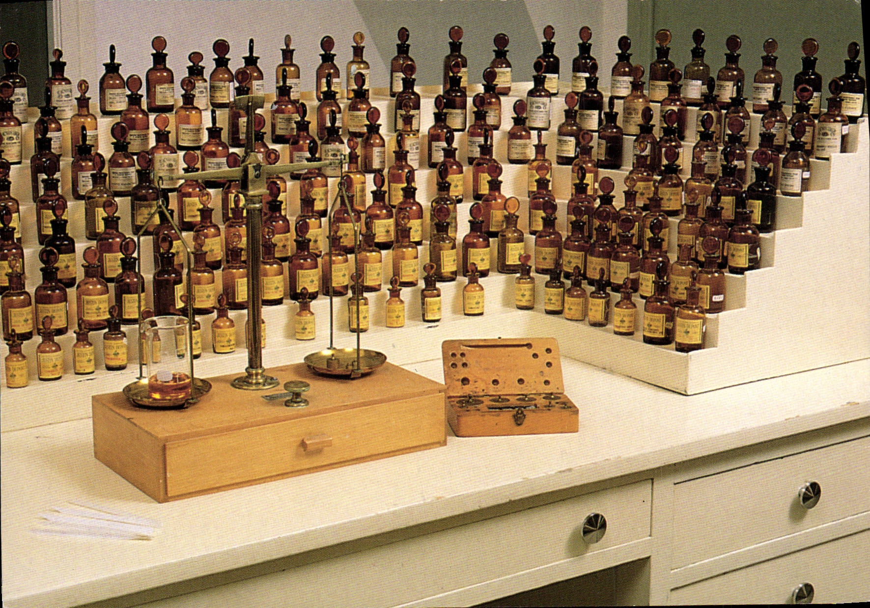 Orgue de parfumeur — Flacons verre, XXe siècle — Musée International de la Parfumerie, Grasse
