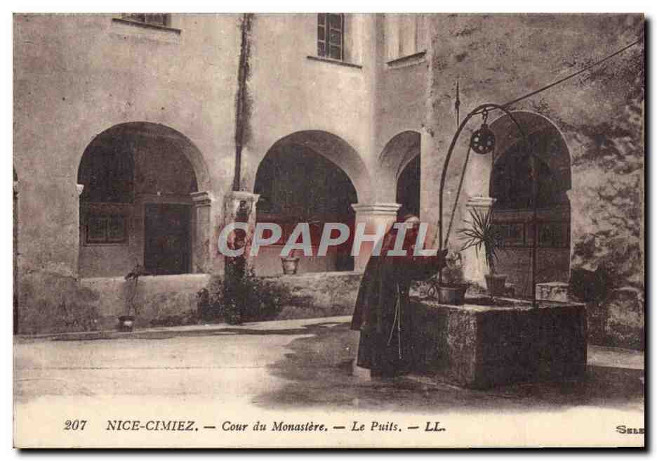CPA Nice Cimiez Cour du Monastere Le Puits 