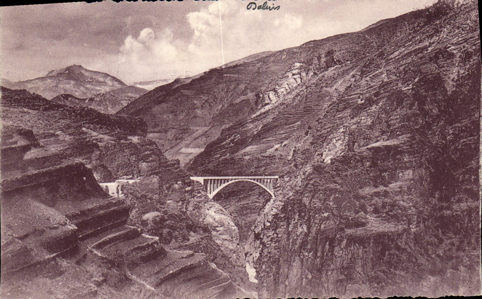 CPA La route des Alpes dans les Gorges de Daluis 