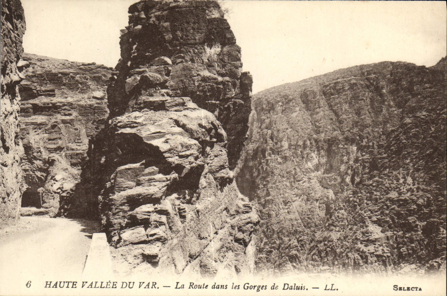 CPA Haute Vallee du Var La Route dans les Gorges de Daluis