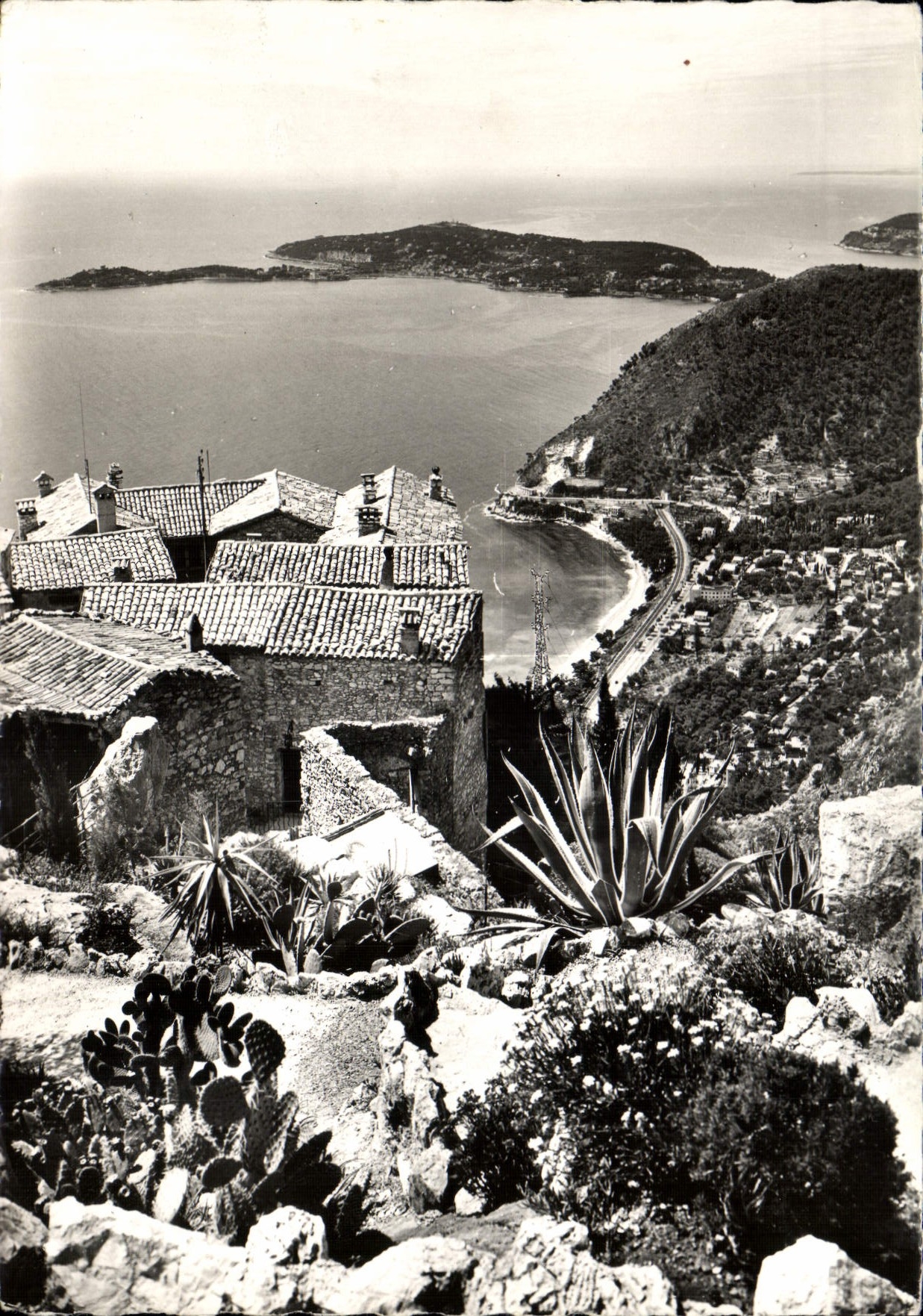 Eze-sur-Mer — Vue sur Eze-Village et le Cap Ferrat prise du jardin exotique — Editions S.E.P.T. - NICE