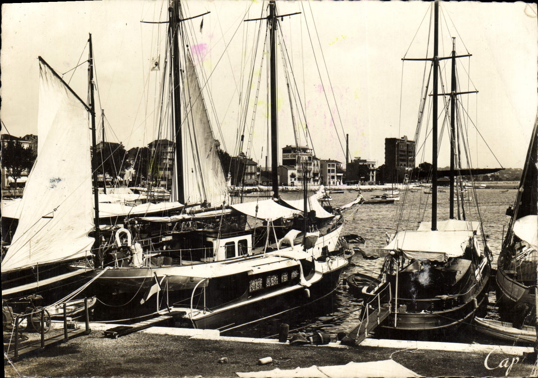 CPM Golfe Juan Le Port Bateaux