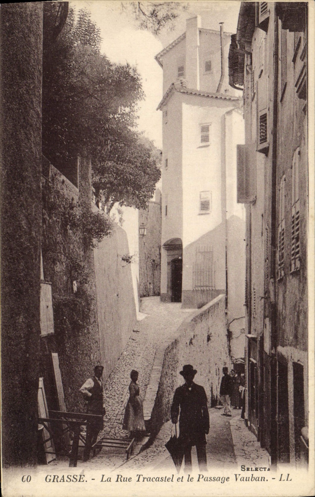 CPA Grasse La Rue Tracastel et le Pasage Vauban