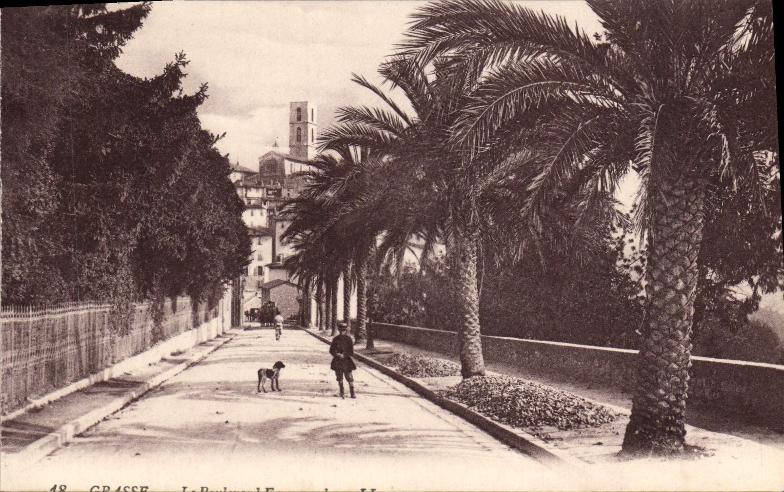 Grasse — Le Boulevard — Vue du château et de la cathédrale